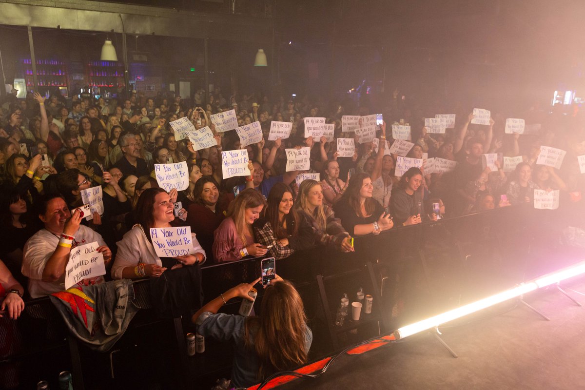 HunterHayes's tweet photo. Denver, can't think of anything that would’ve made our last night on the Red Sky Tour more spectacular. It truly felt like a celebration &amp; I'm so grateful for all of your fantastic energy! 

Shoutout to @abbya_music  for bringing incredible energy &amp; insane talent to the tour! https://t.co/O98WWoFyAy