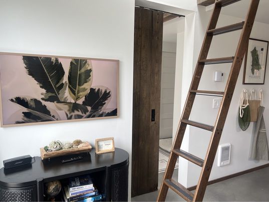CSHardware's tweet photo. This ladder is home to @gloc_haus in the stunning Belvidere Haus in Seattle, Washington. Stay the weekend and climb a Putnam ladder!
#libraryladder #rollingladder #airbnb #rollingsince1905 https://t.co/X5ydEyk5aX