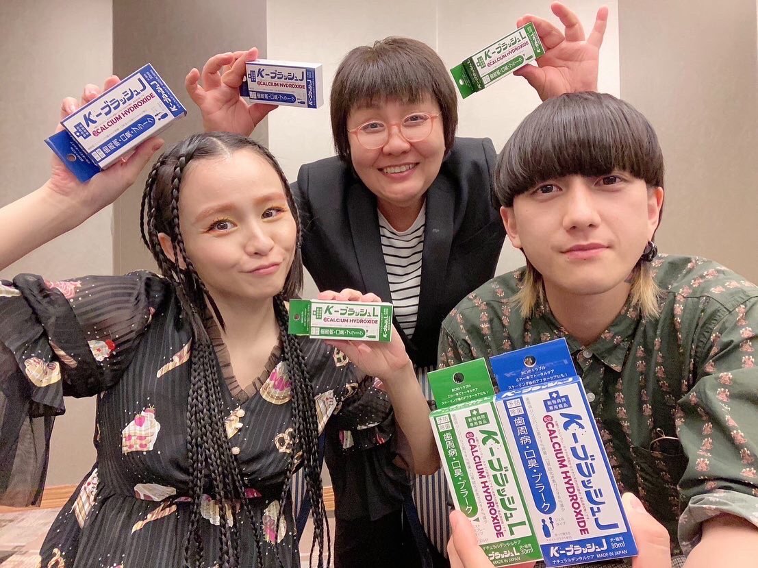 Esupport_Inter's tweet photo. 動物病院でしかご購入いただけないペットの口腔ケア最強商品、kブラッシュシリーズ。人気アーティストのミソノさんもご愛用くださってます。
保護猫活動されている現場からご主人、スタッフさんとのお写真頂きました。
#kブラッシュ
#イーサポートインターナショナル
#保護猫活動 https://t.co/S8tJ6mXPbV