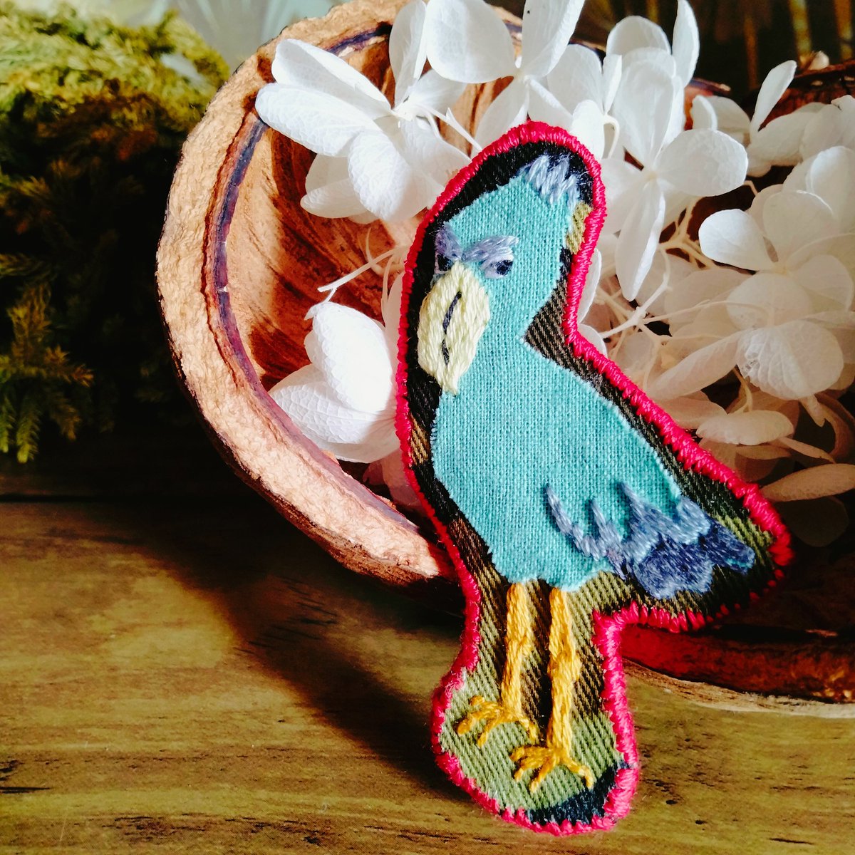 fuwari_kobo's tweet photo. ハシビロコウの刺繍ブローチです🦃
背面は合皮加工なので毛羽立ちません😊
気になる方はお気軽にDMください😊
#ハシビロコウ　#刺繍　#ブローチ #ふわり工房 #ハンドメイド https://t.co/SiiTK8uAop