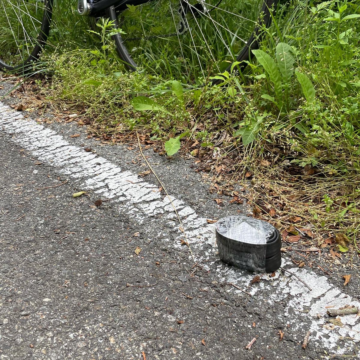 Kenzwitter's tweet photo. 昨日の朝のライドでどこかにスペアタイヤを落としてしまったのだが、今朝同じルートを辿ったところ、この辺だろうと思ってた場所に、そのまんまの状態で落ちてた。さすが田舎だ。 https://t.co/RKJDbc6HKG