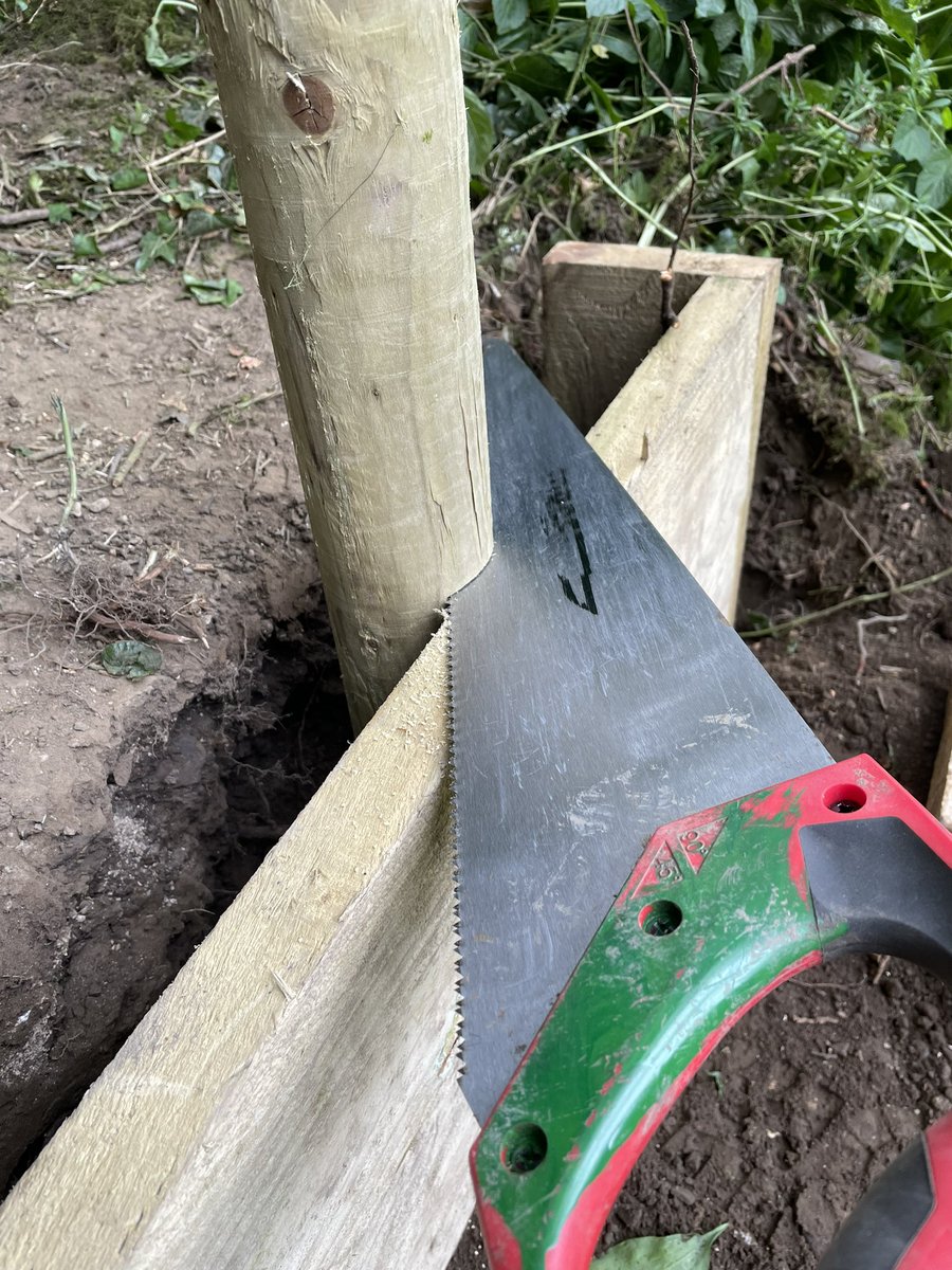 A lovely couple of days working over at the Manifold Valley with our probation volunteer’s FitForWork. 3 jobs completed, new steps down onto the river Manifold, putting in a new wicket gate on a local footpath, and rebuilding a small section of limestone Dry stone wall.