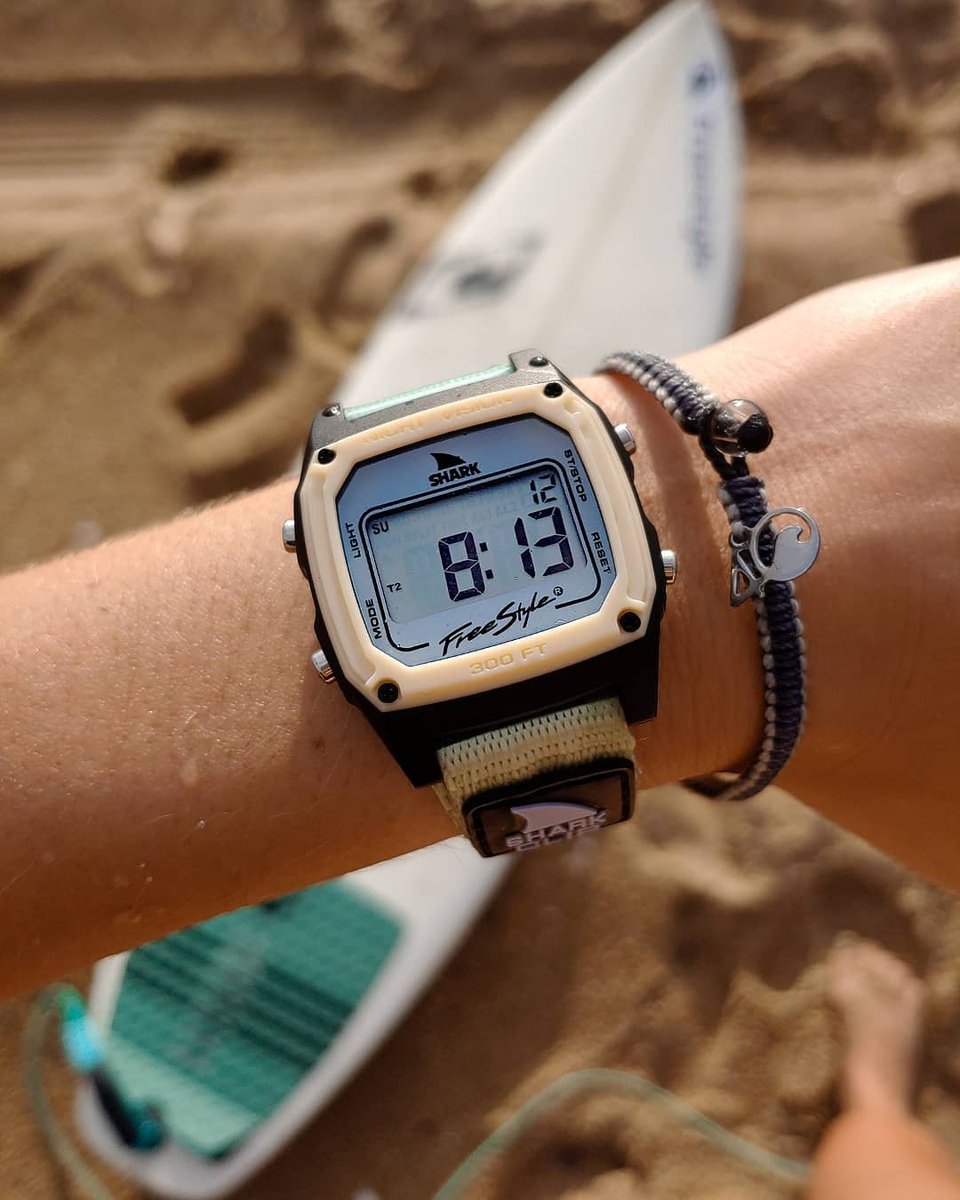 freestyle_watch's tweet photo. Skating into the sunset 🛹🌊🌺 @freestylewatches
🦈: #sharkwatch Green Tea
🎥 : @alyssalysset x @alina_shredz
_
#SurfingStyle #SurfingTimepiece #SurfingGear #myfreestylewatch #SurfingWatch https://t.co/DKDUi9Z3IA https://t.co/BTfeTUrHka