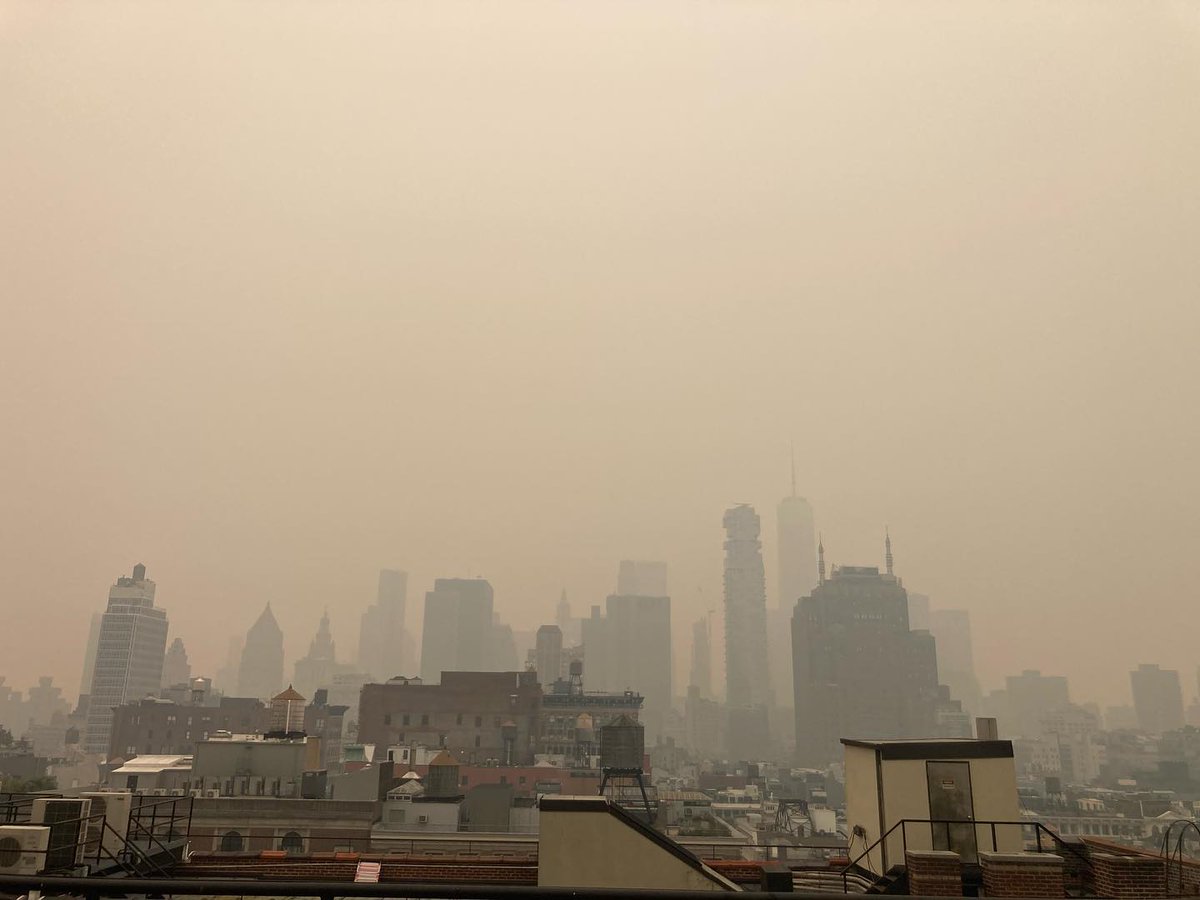 JeffShake's tweet photo. Same rooftop very different vibe, smell and view. Feels like I’m on Tatooine, minus the two suns and an evil empire!

#CanadianWildFire #StarWars #Tatooine #NYC https://t.co/J2ySJHzyzd