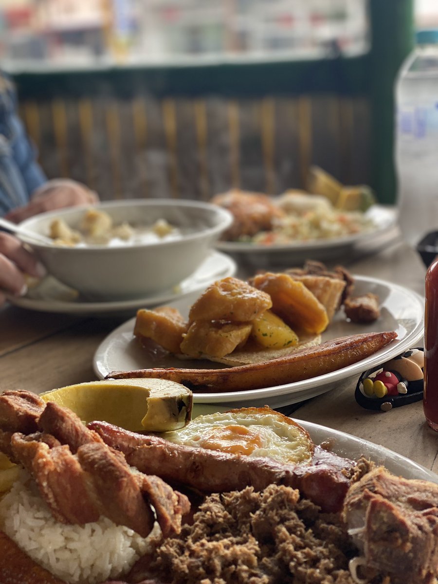 One of the best things about Colombia is unbelievably delicious food like this. Comidas Colombiana! What is your favorite Colombian food? <a href="/FoodNetwork/">Food Network</a> <a href="/ColombianFoodOC/">Colombian Restaurant</a> <a href="/cocina_es/">RecetasComidas.com</a> <a href="/food_porn17/">comidas tão lindas que parecem você</a> <a href="/mucho_comida/">mucho_comida™</a> <a href="/mejorcomida/">Mejor Comida</a> <a href="/Comida_delMundo/">Comidas del Mundo</a> <a href="/_Paisajes_/">Paisajes Increíbles</a> @FoodJunkieNYC