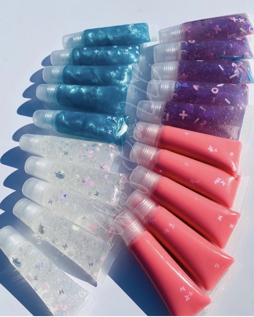 GlossyBoss_'s tweet photo. Our kiddie lip glosses show clear on lips. These Unicorn lip glosses are scented grape and super hydrating 🩷🌱🍇. 
Shop for your little girls today 🍇🦄🦋

https://t.co/L1nzFx7mTH🫧 

#businessowned #lipgloss #fentybeauty #skincare #beautyblog #beautyboss #lipcare #blackowned https://t.co/zBCyGGplXP