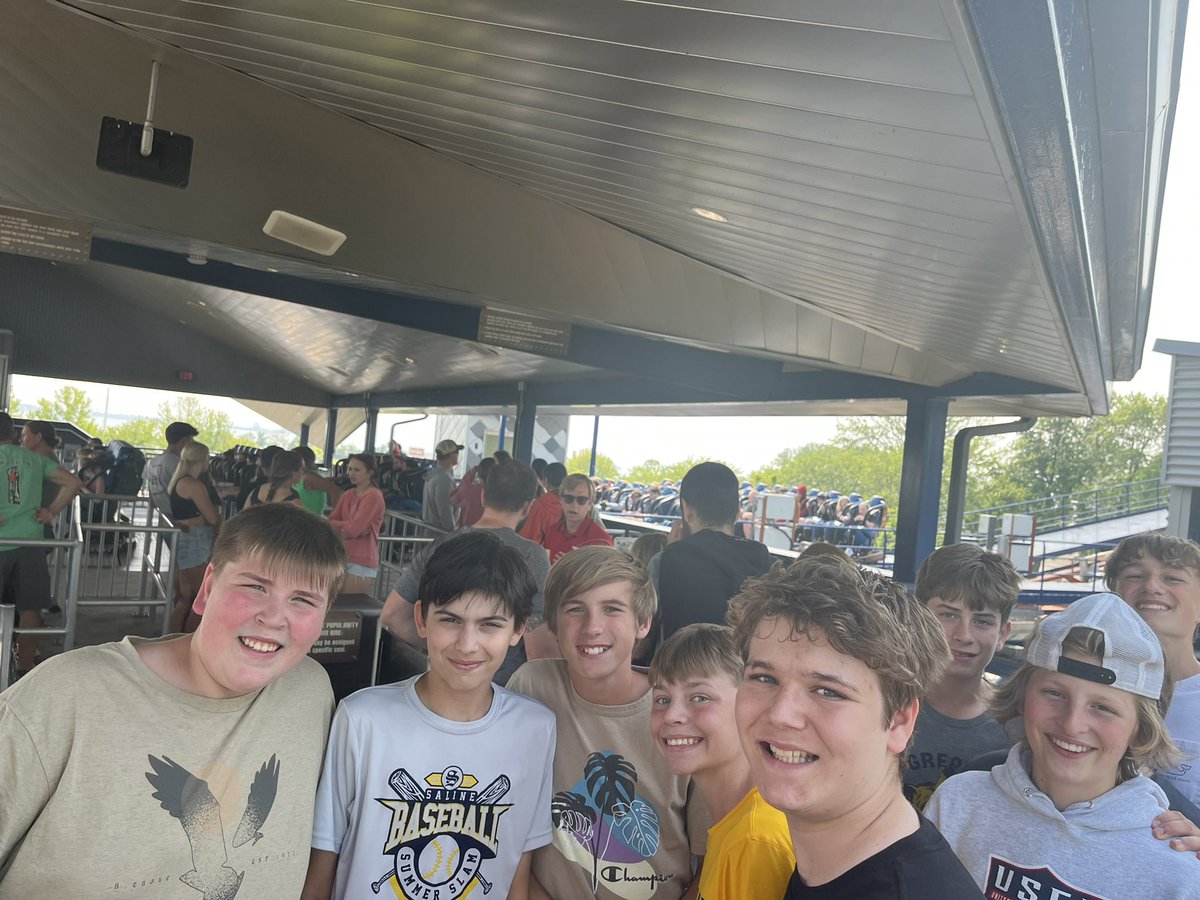 MrMarshallteach's tweet photo. @MiddleSaline BlueStreak✅  
Last ride of the trip…ValRavn!!!
Will it be the best ride of the day….We will find out…😎#ClubShowtime #WereGonnaHitIt  #7thGradeCedarPointTrip https://t.co/KVt3ZKNprJ