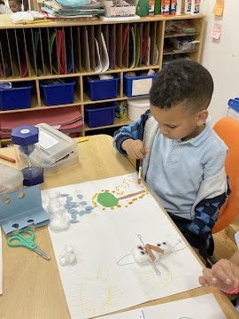 Our friends used yellow paint for sunshine, pipettes and light blue paint for rain, and cotton balls for clouds and created art depicting different types of weather.
#playfuldiscoveriescdc #playfuldiscoveries #prek #nycpreschool #scienceforkids #earthscience #seasonalchanges