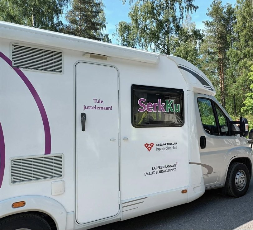SerkKu-auto🌟 Tule askarruttavan asian kanssa tai vain kahville juttelemaan! 
SerkKu (Seurakunnat ja Kumppanit) on @lprseurakunnat  koordinoima ja yhdessä <a href="/EtelaKarjalaHVA/">Etelä-Karjalan hyvinvointialue</a> kanssa toteuttama liikkuvan sosiaalipalvelun auto. Autossa saa mm. #neuvonta’a #palvelu’ohjausta