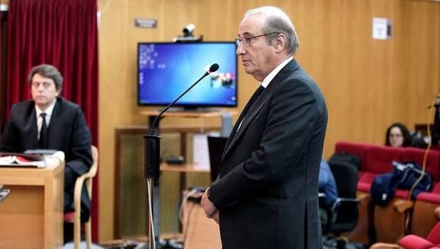 FonsiLoaiza's tweet photo. El nieto de Franco fue absuelto por atropello a 2 guardias civiles. Circulaba sin luces en sentido contrario y se dio a la fuga. Su acompañante encañonó con escopeta a agentes. Mientras, Pablo Hasel cumple 850 días en prisión por rapear contra la Casa Real. "Justicia" en España. https://t.co/32BZe7zmMa