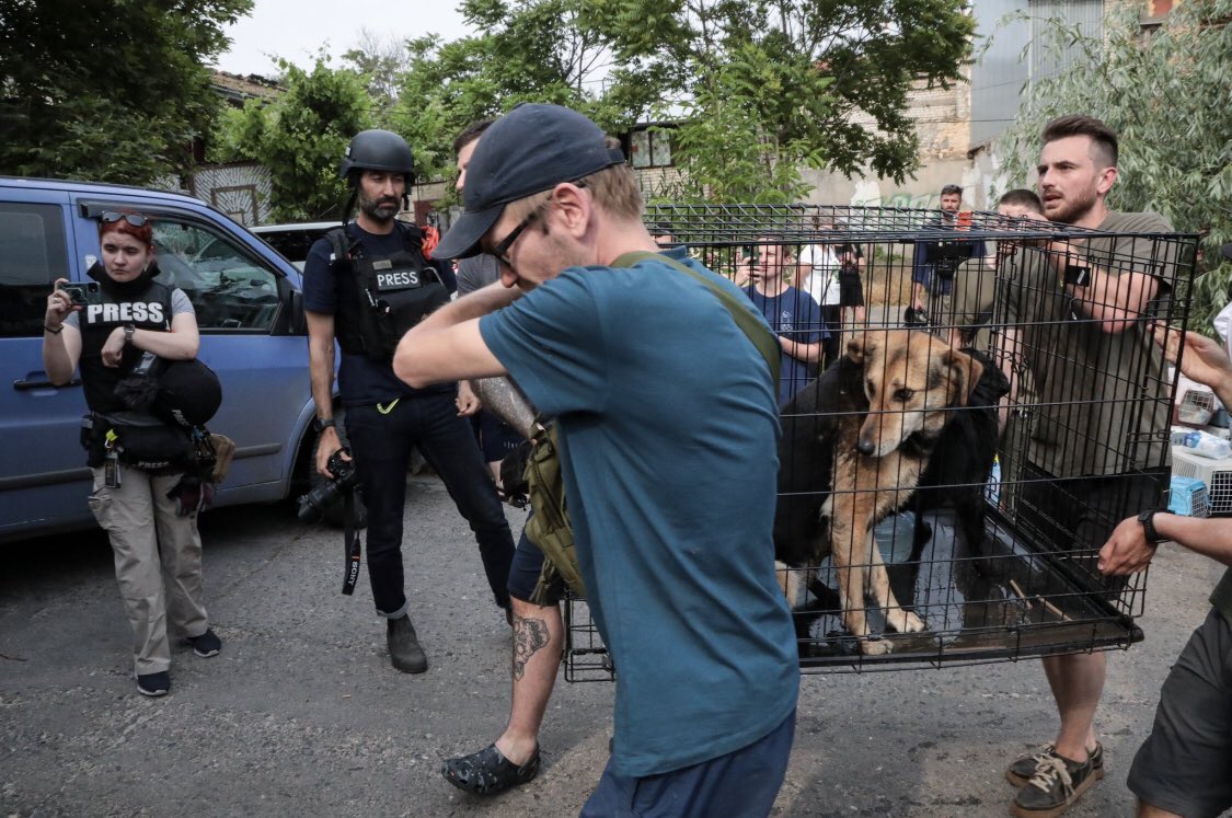Today #Ukrainians are more united than ever. we will definitely defeat Russian evil.

In the photo <a href="/ReporterTired/">Замаханий репортер</a> you can see how policemen and townspeople rescue animals.

#Kakhovka #KakhovkaDam #kherson