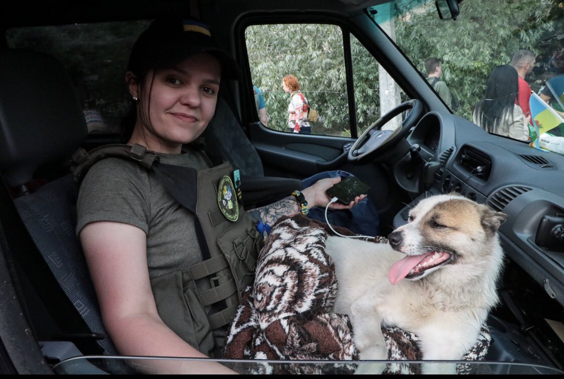 UAarmy_animals's tweet photo. Today #Ukrainians are more united than ever. we will definitely defeat Russian evil.

In the photo @ReporterTired you can see how policemen and townspeople rescue animals.

#Kakhovka #KakhovkaDam #kherson https://t.co/wtuLb5hr6B
