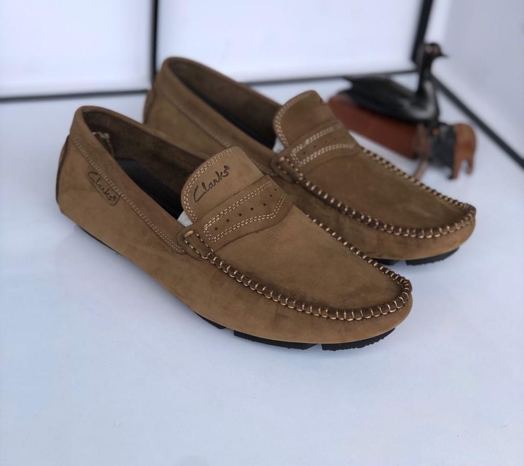 Whether you're attending a business🕴️ meeting 🤝, a social event, or simply running errands, loafers👞👞 offer a blend of style and practicality 😍😍. Their versatility makes them suitable for both men and women (1/2)

GHC360.00
Thread
