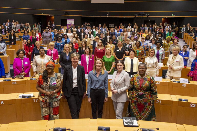 Day 1 of the #WPLSummit2023 closes with a family photo in the European Parliament. @EP_President, @Tsihanouskaya, @skochmehrin, @obyezeks, @NyantiSara @WPLeadersOrg