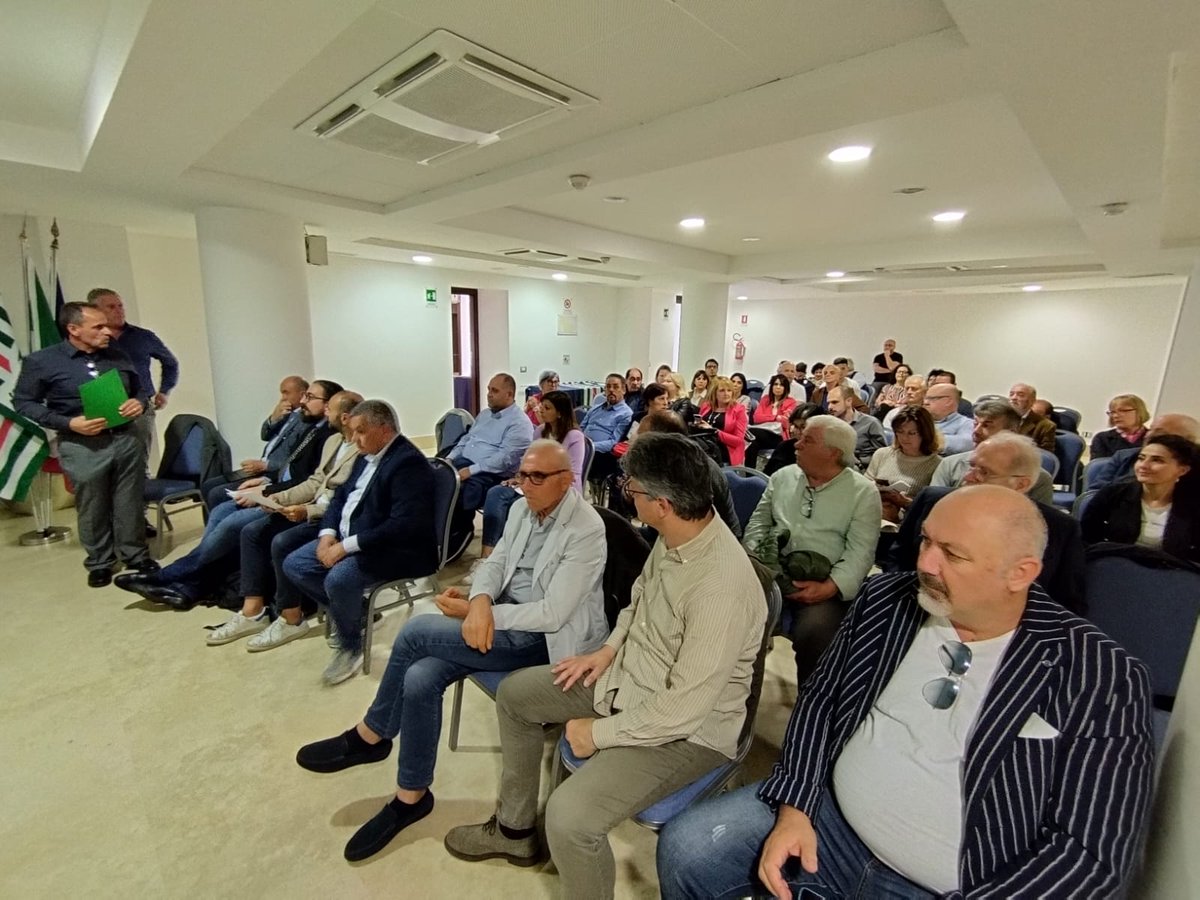 CISLAbruzzoMoli's tweet photo. Al Convegno"Truffa?Io non ci casco"organizzato dalla #Cisl Molise dalla #SlpCisl AbruzzoMolise il Seg.Gen. #Cisl Notaro ha ricordato che la #Cisl sta raccogliendo le firme a sostegno della legge d'iniziativa popolare sulla governance d’impresa partecipata #unpostoaltavolo FIRMA✍️ https://t.co/6tlSSQwy6H