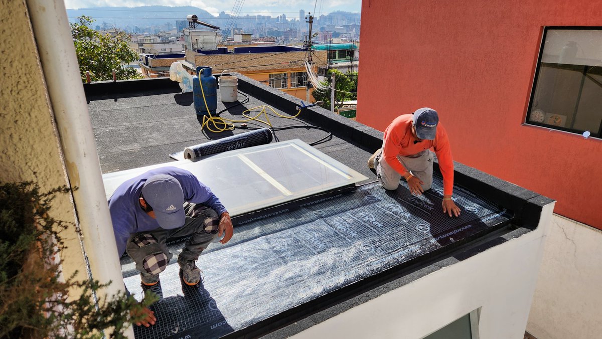 New extensive green roof in Quito. Despite its many advantages, extensive green roofs are not widely used in Ecuador. The version proposed here is a simple, robust and quite cheap one we could implement las week.