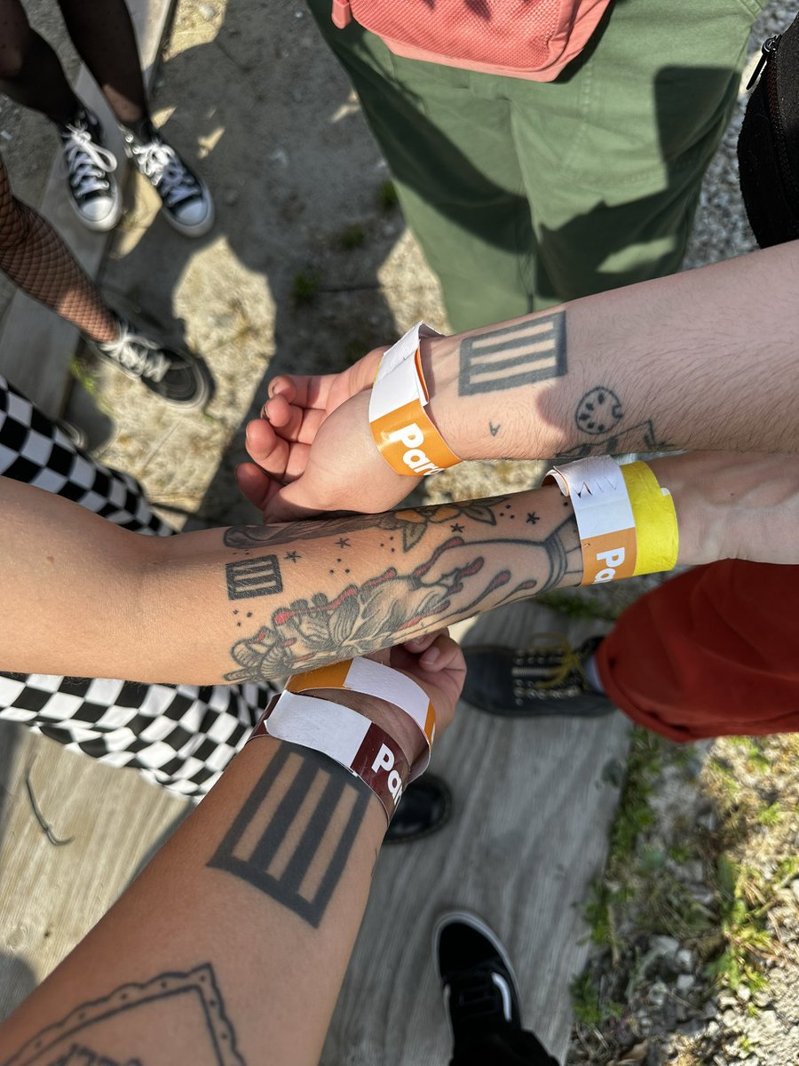 paracrazygirls's tweet photo. @mssadittarius @MizBiz4MyMom PARAMORE BARS @paramore https://t.co/Gi8jWKrXOZ