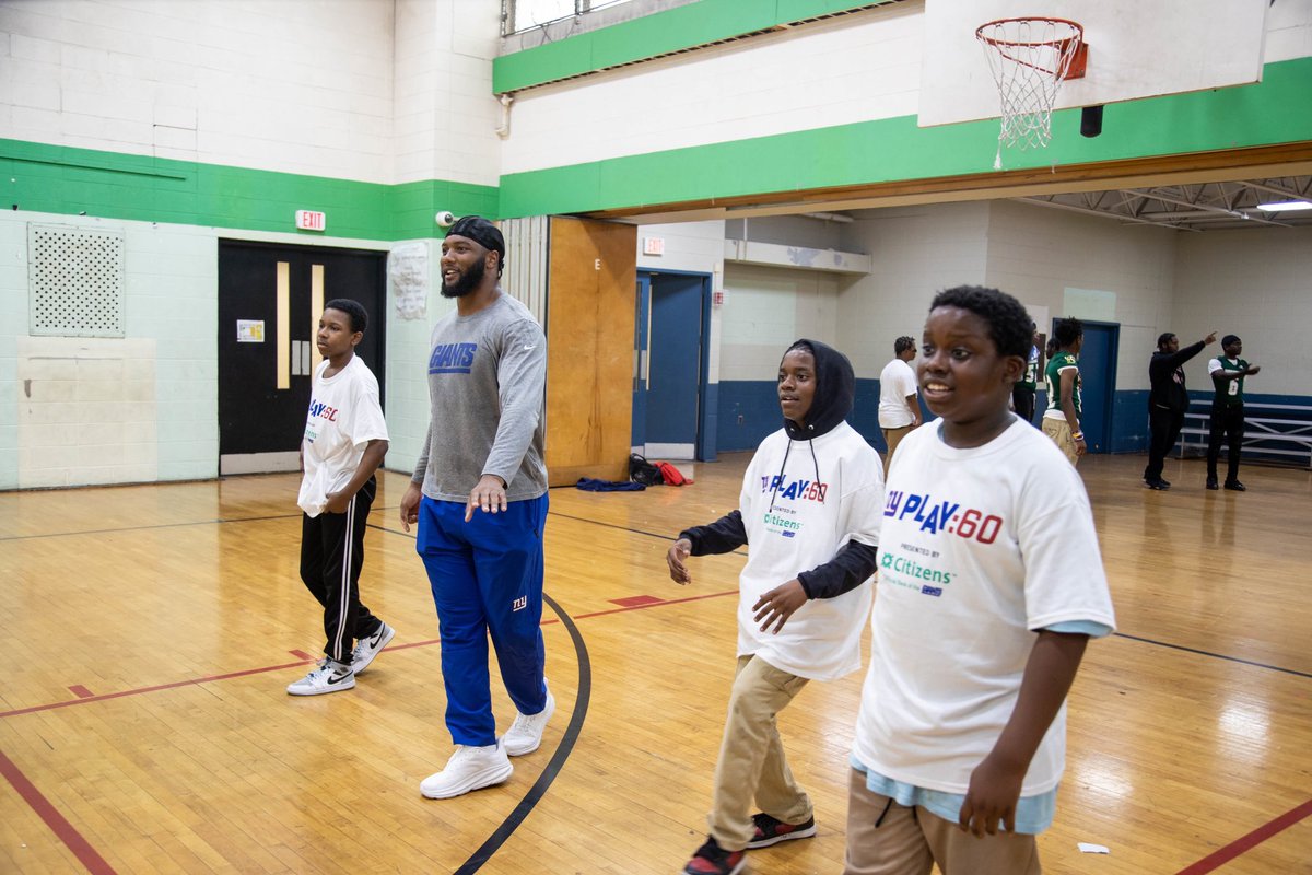GiantsCRDept's tweet image. Nothing but smiles at yesterday’s #Play60 with @CitizensBank and @LISC_Newark at @ThirteenthAven1 in Newark, NJ!

Jamison Crowder, Parris Campbell, Jeff Smith, and Tomon Fox all came out to share the importance of being active and run different activity stations for the students!