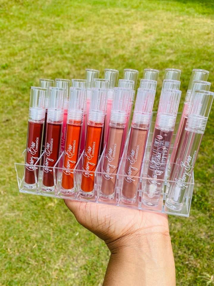 GlossyBoss_'s tweet photo. It’s almost the weekend ladies &amp; come grab your favorite lip gloss from Glossy Boss LLC 🎀

A few key components every lip gloss should provide🫧

🎀Vegan &amp; Cruelty Free 
🎀High Shine
🎀Hydrating 
🎀Super Moisturizing 

#BlackOwnedBusiness #bhfyp #fentybeauty #smallbusinessowner https://t.co/wuPf30EsWo