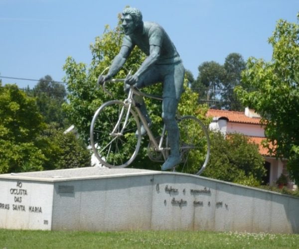 leofif_4520's tweet photo. 📍 São João de ver 

Rotunda do ciclista, está a 24 anos a pedalar e ainda não saiu do sítio https://t.co/EKkSXpAHkw