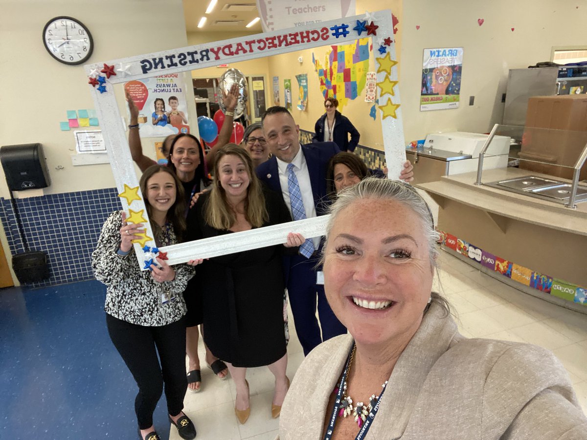 KimberlyPilla1's tweet photo. Celebrating our New Teacher Team! Kudos to our Passionate Leaders who really know how to elevate! Julia, Alyssa, Dave, Val and Daryle-total grand slam! #SchenectadyRising #Buildingourteam #unity https://t.co/dyVxFil9KN
