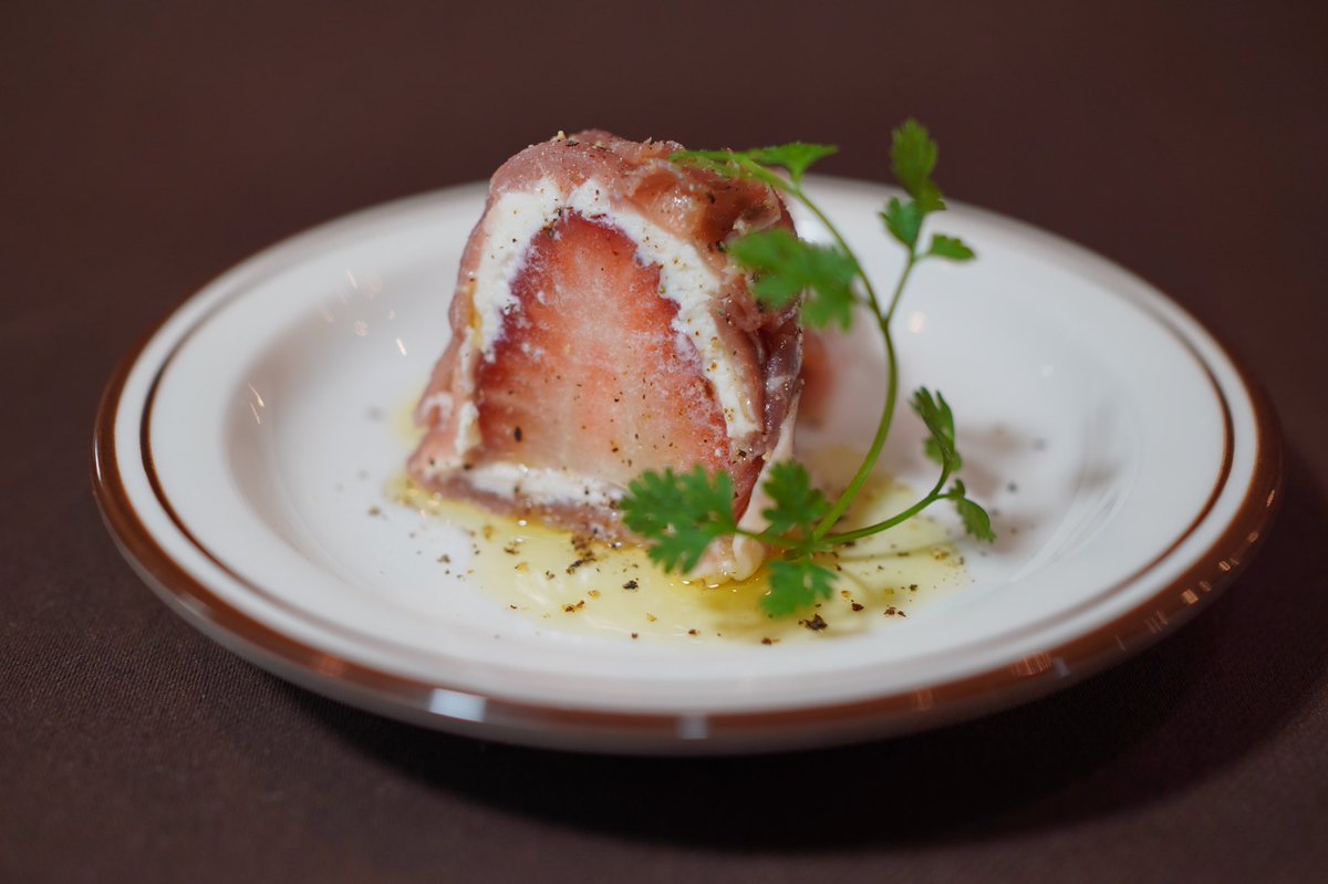 〜生ハムとマスカルポーネの
いちご大福〜
こんないちご大福食べたいな！
デザートではなく、おつまみ
そんな想いを形にしました
キンキンに冷えたカバと一緒に
#デザートではなくおつまみ　
#いちご #マスカルポーネチーズ #いちご　#いちご大福　
#スペインバル #目黒 #目黒バル #目黒バルピノ #ピノ