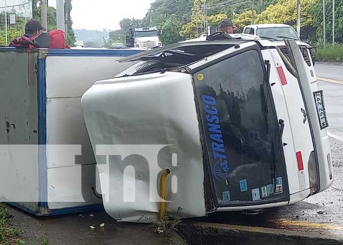 canaltn8's tweet photo. #Nicaragua #Ahora #Sucesos | Conductor resultó con golpes y heridas, después que una de las llantas del camioncito que conducía le explotara cuando circulaba por la carretera Vieja a León. 

Informa: @dalylaalvarez https://t.co/itAIbSXy71