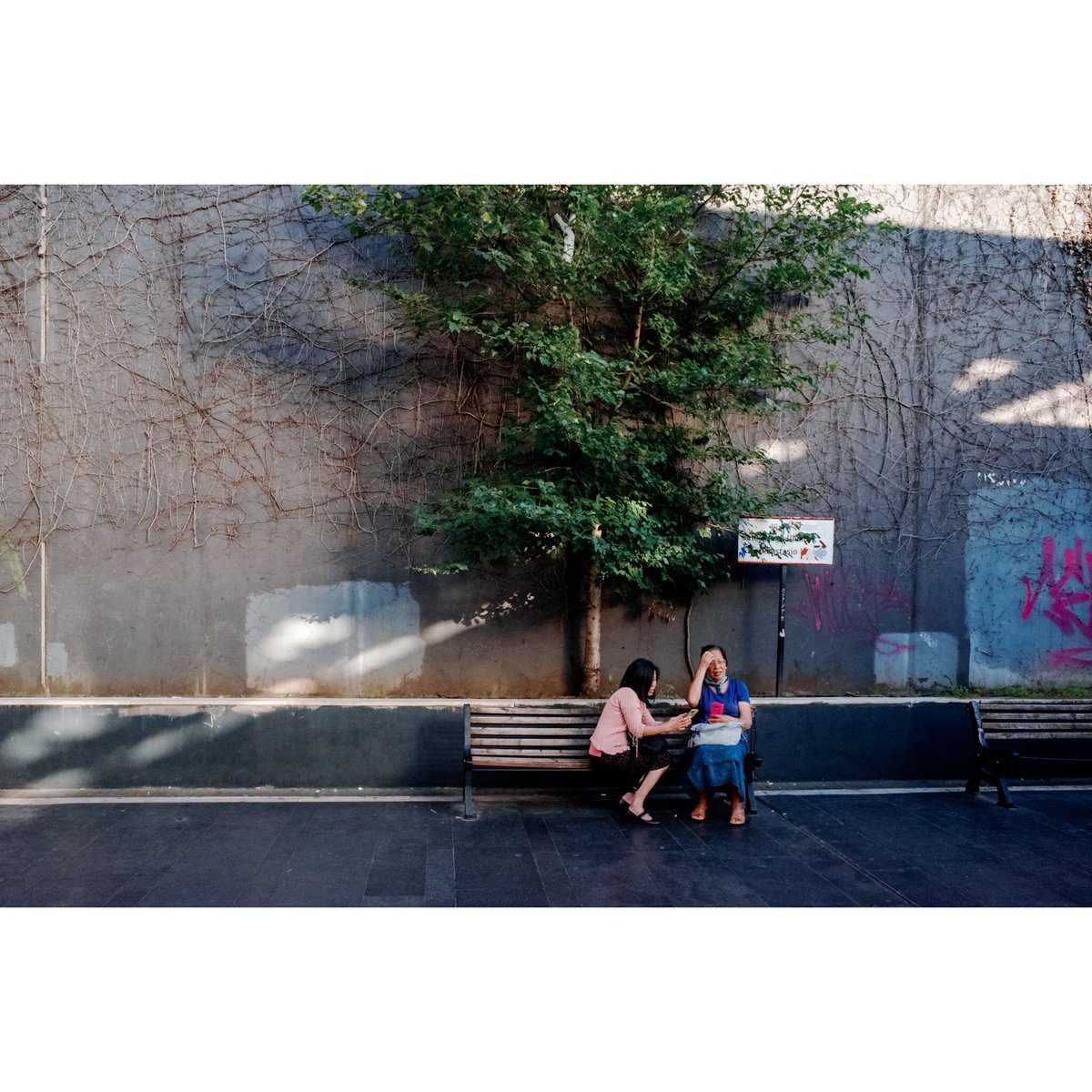 #shootGR_Rome #streetsofrome #colourstreetphotography #romastreetphotography #canpubphoto #in_public_streets  #urbangeometry #tableauvivant #streetfrieze #socialdocumentary #grsnaps #ricoh_GR #GRist #womeninstreet #ricoh_gr_women #woofermagazine