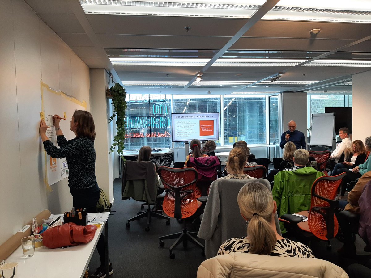 GebrCentraal's tweet photo. Tijdens de Week van de Dienstverlening geeft Gebruiker Centraal dinsdag 20 juni een interactieve masterclass over inclusieve dienstverlening. We gaan graag met je in gesprek over jouw ervaring hiermee in de praktijk. Ben je erbij? https://t.co/3g5meJpkUx #WvdD #Inclusie https://t.co/ZeHqMXB5TU