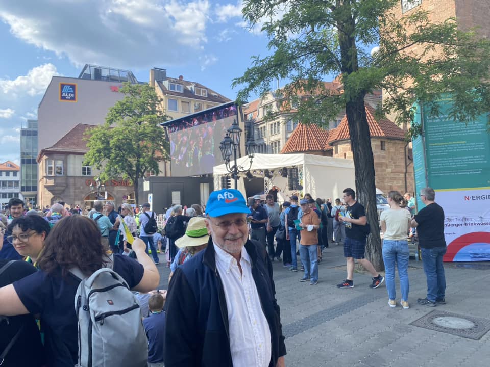 #DeutscherEvangelischerKirchentag in Nürnberg. 
Heute wurden wir zu Jesus und Maria befördert. 
Als man unsere Mützen sah, rief man 'JesusMaria!'.