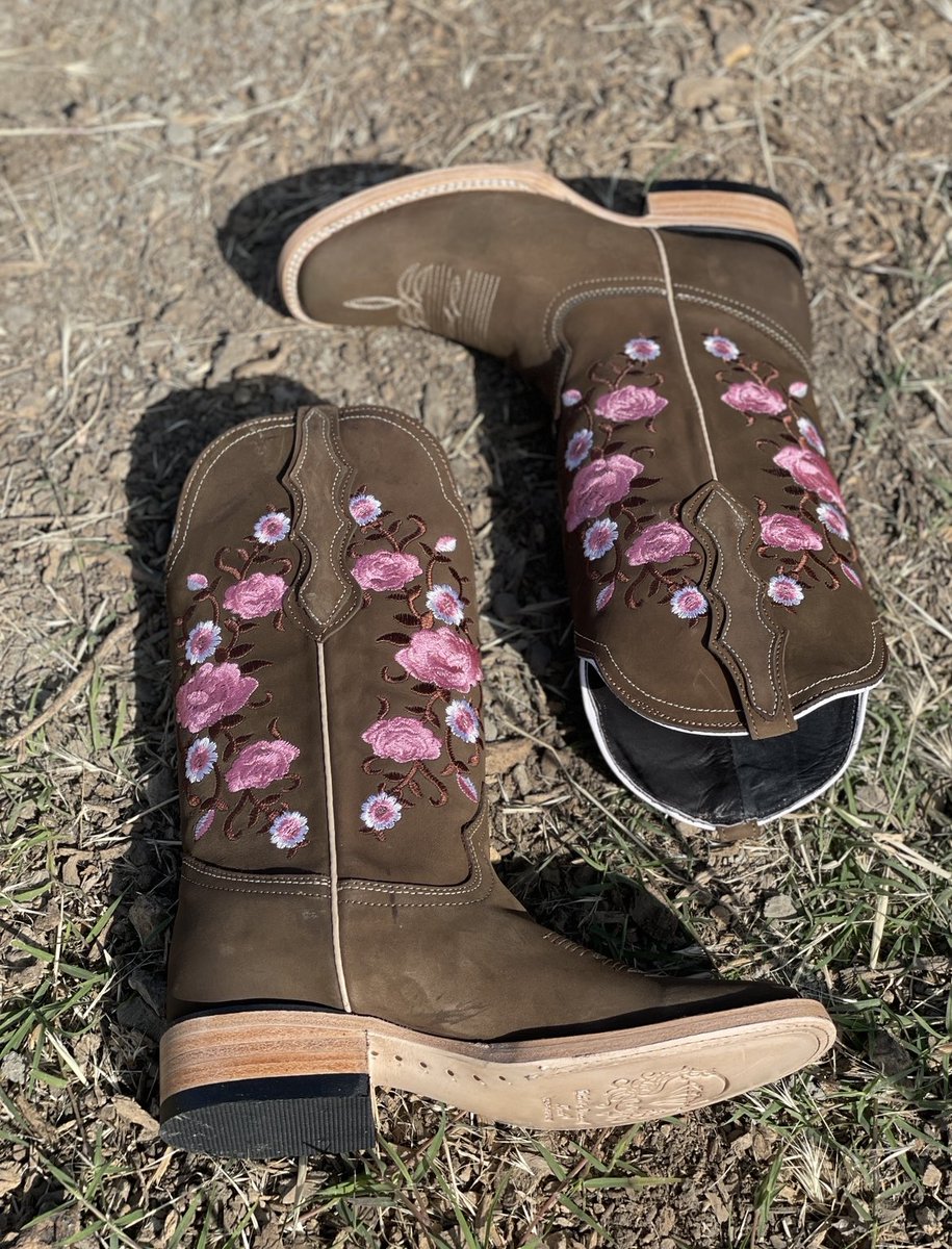 rodeodurango's tweet photo. ¿Listas para el verano? 🥳
🔎Shop: Women's Tobacco Nobuck Square Toe Lavender Flowers with Brown Stems Rodeo Boot
In stock & ready for purchase! Along with many more 🤩
shop https://t.co/8URQbGk7MI or link in bio #botasrodeo #rodeodurango #westernwear #artesaniasmexicanas https://t.co/WUJ6loVFBw