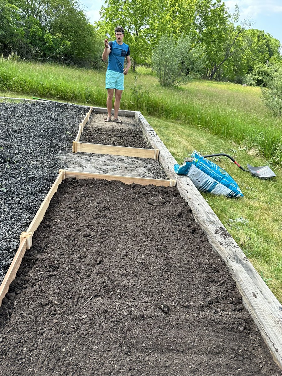 Another great thing happened today! @TschetterWill42 With the green thumb helping me get my garden together!!! So excited!! 🥬🥦🫛🫑🌽🥕🌶️🙏🏽
