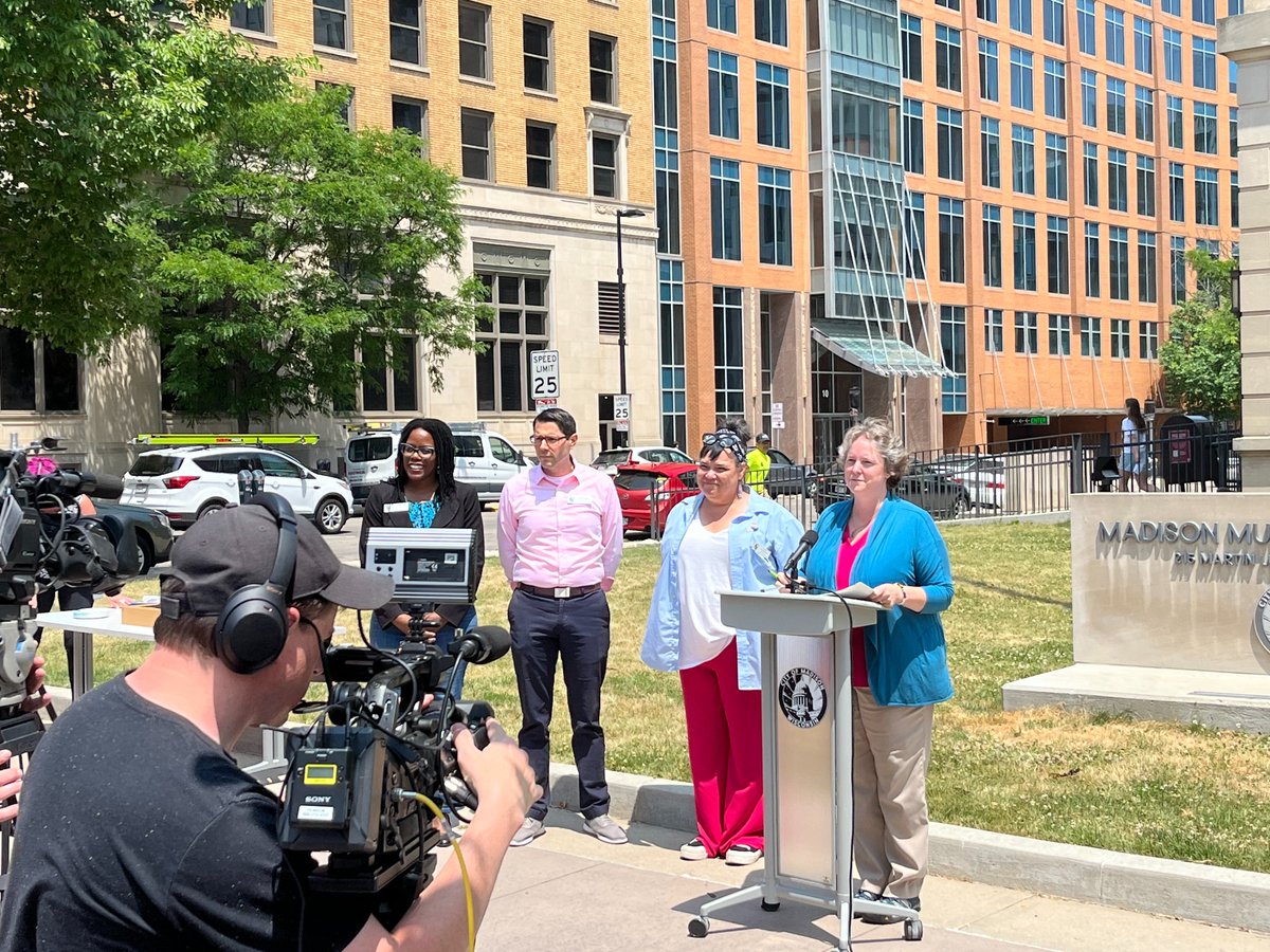 Fair_Wisconsin's tweet image. This afternoon, the @CityofMadison made history by raising the transgender pride flag over our Municipal Building! 🏳️‍⚧️🏳️‍🌈

Thank you @dinaninaformsn and @SatyaForMadison for your leadership and unwavering support of our queer and trans youth!
