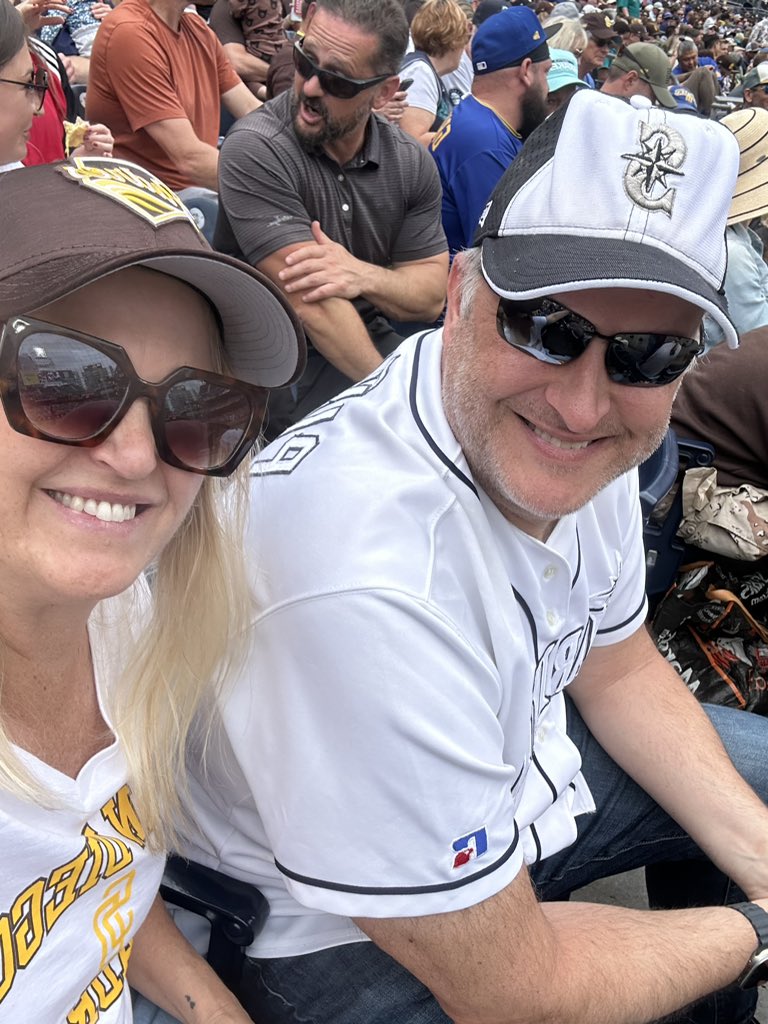 Kelly23Freeman's tweet photo. #BringTheGold let’s go padres!! https://t.co/5w2KI6a5TO