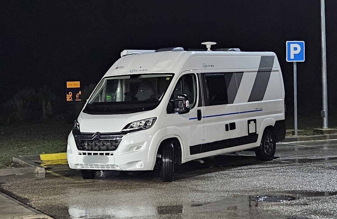 OscarRuizGT's tweet photo. Voy a hacer un diario del viaje a las 24 Horas de LeMans que nadie me ha pedido.

Empezamos el viaje programado a las 19h, pero por cosas de la vida hemos salido a las 22h. Eso sí la autocaravana guapísima https://t.co/JZwZFyoQT3