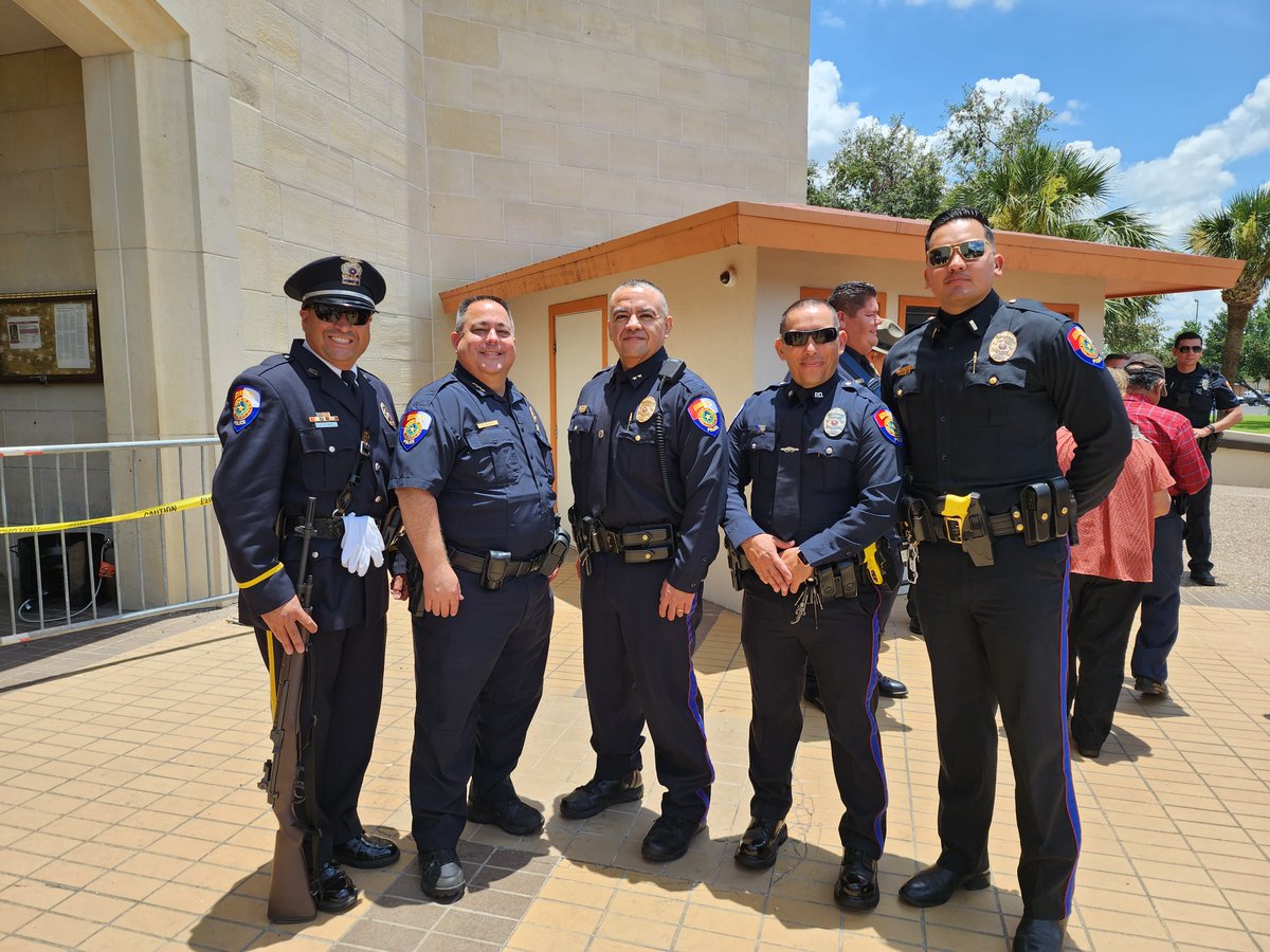 Edinburg PD joined law enforcement officers across the RGV today at the annual Blue Mass. We paid tribute to the unwavering bravery of our fellow officers and joined together in prayer for everyone's safety and well-being. #HonoringCourage #BlueMass #RGVStrong