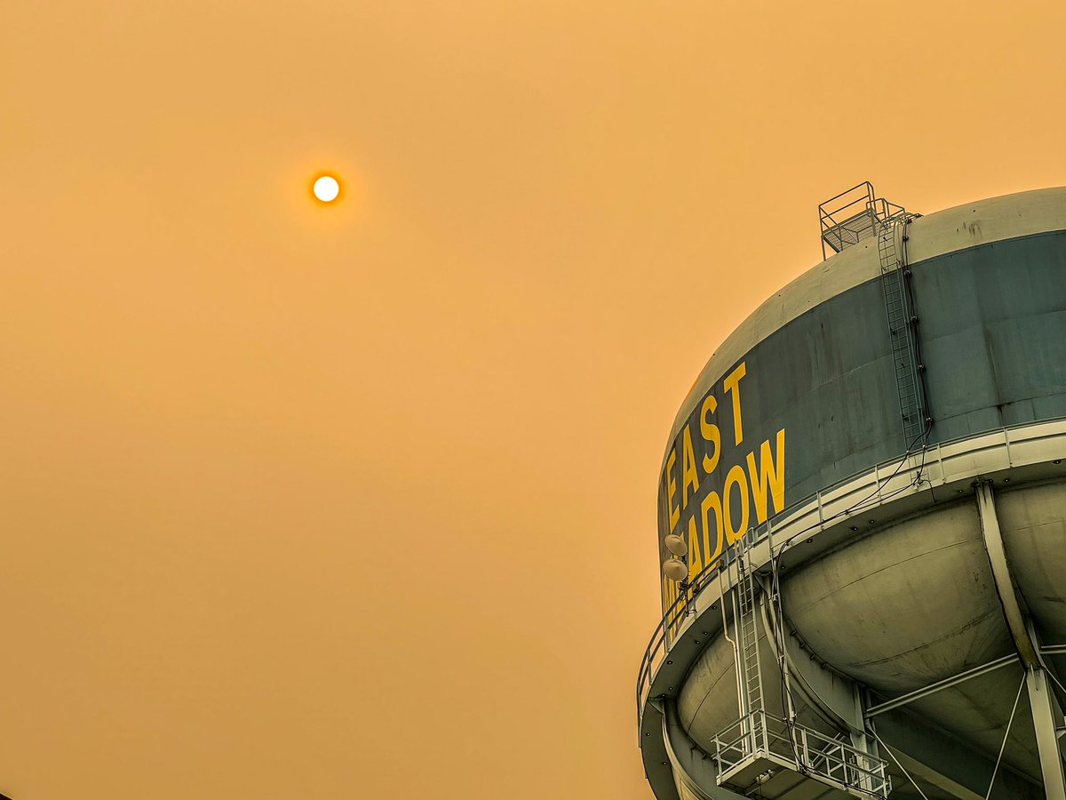LIWeatherGuy's tweet photo. Welcome to Mars…I mean New York. This is absolutely nuts. Never saw sky conditions like this here in my entire life. #Mars #wildfire https://t.co/1iVx180vQe