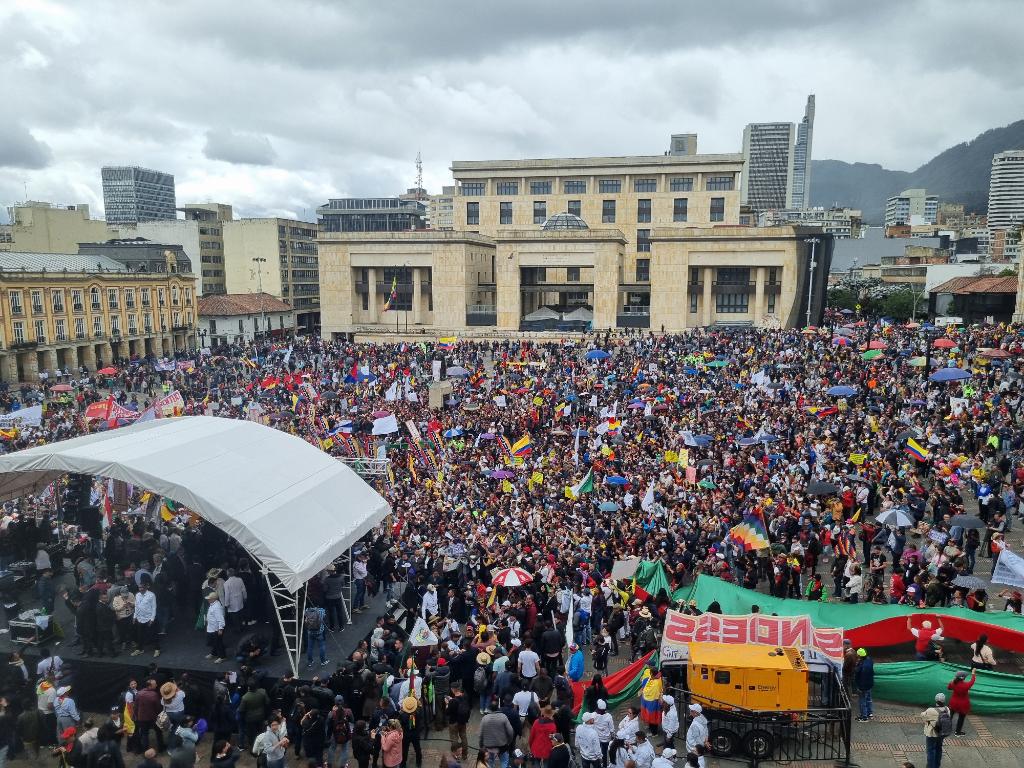Alguien por favor que invite a las encuestadoras en este momento a la Plaza de Bolívar.
#ALasCallesPorColombia
#ElPaisConfiaEnPetro