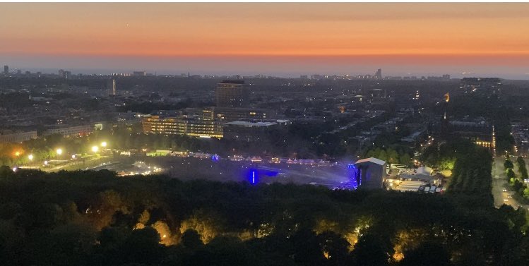 Wat een prachtige lichtshow en kleurenpracht bij laatste lied #Muse #Malieveld #denhaag