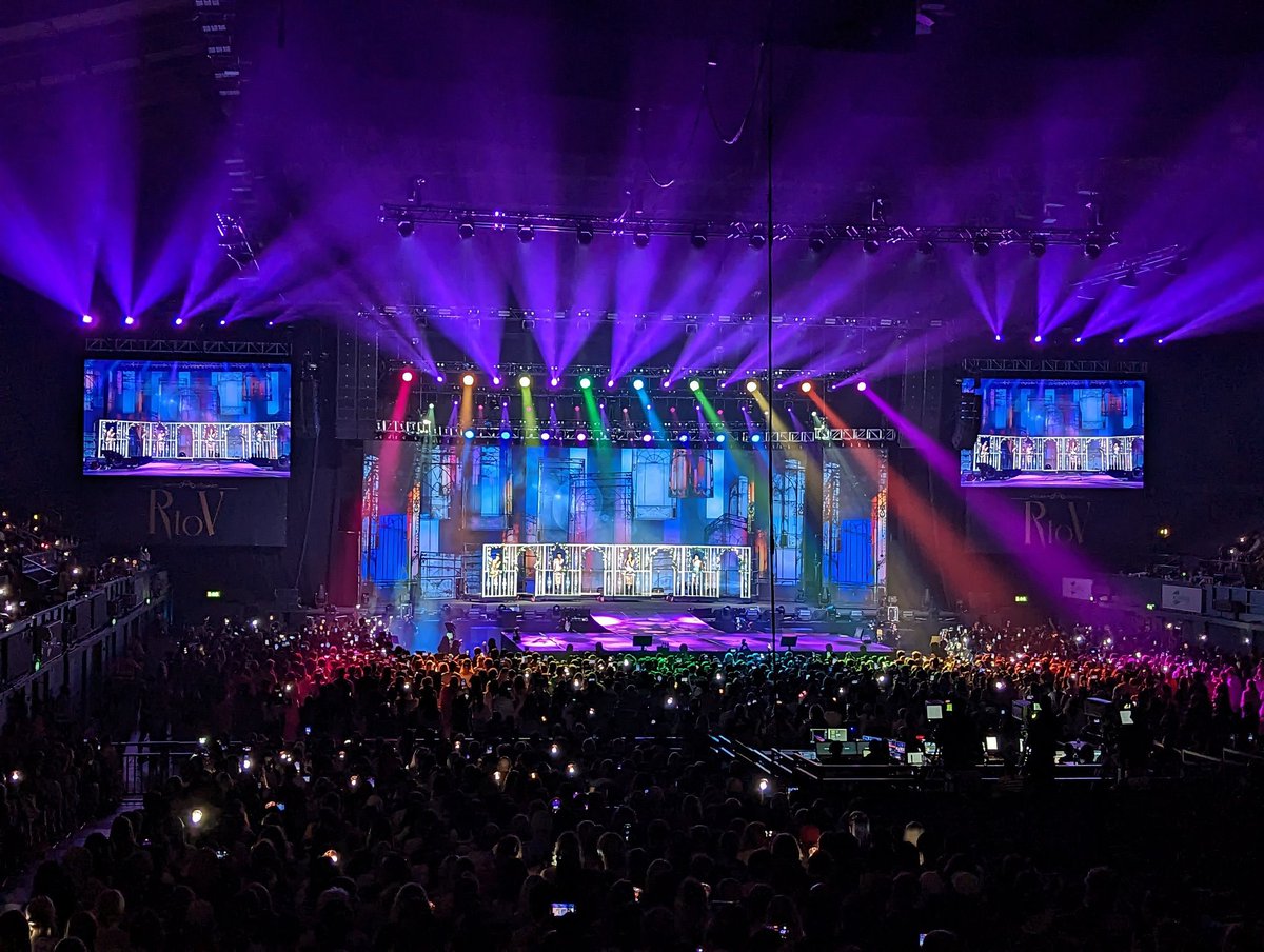 REVE_sett93K's tweet photo. I still have a future cause it's you, my dear red velvet.
Velvets, I will remember that night forever with you. We can't see u for now, but one of these nights, I will meet you in my dreams coz I love you till Kingdom Come. ❤️ https://t.co/IP7kXbpRSn