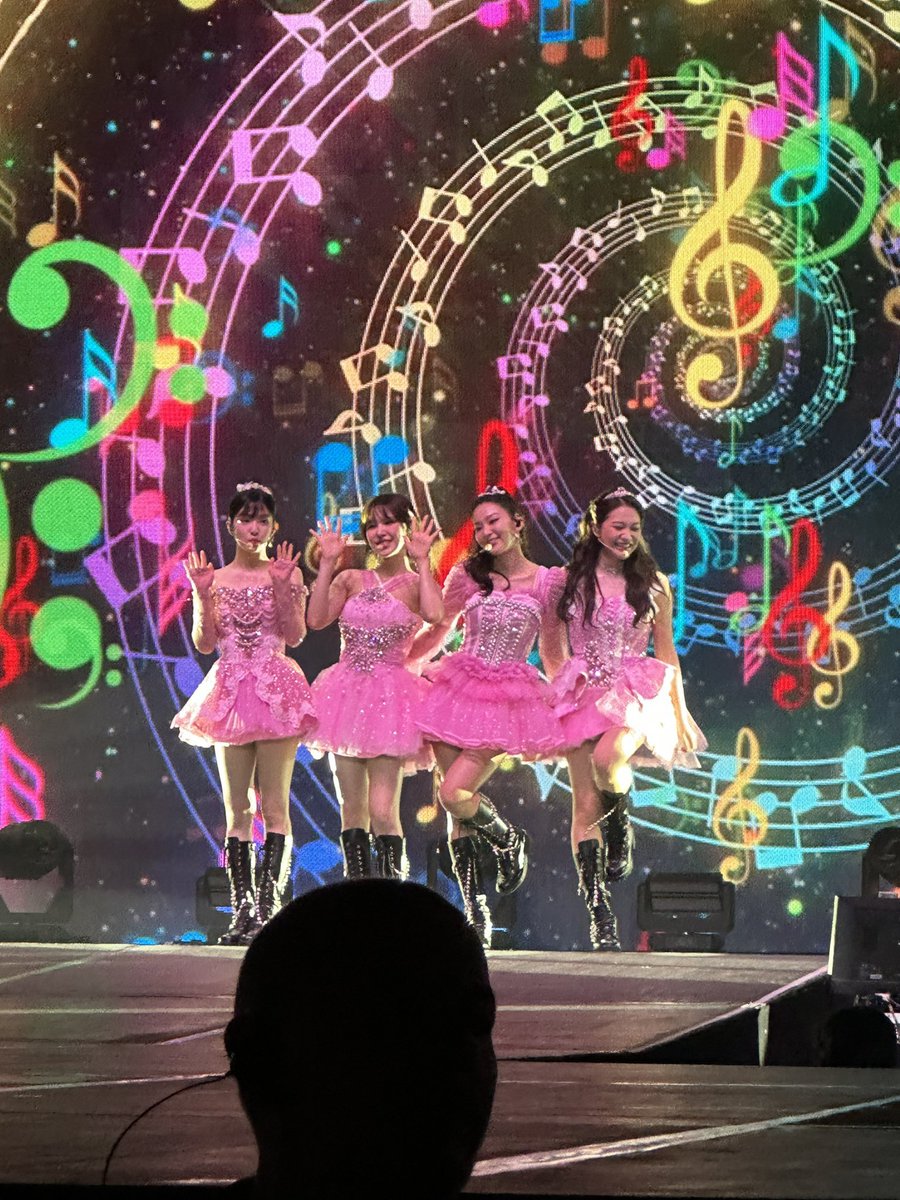 REVE_sett93K's tweet photo. I still have a future cause it's you, my dear red velvet.
Velvets, I will remember that night forever with you. We can't see u for now, but one of these nights, I will meet you in my dreams coz I love you till Kingdom Come. ❤️ https://t.co/IP7kXbpRSn