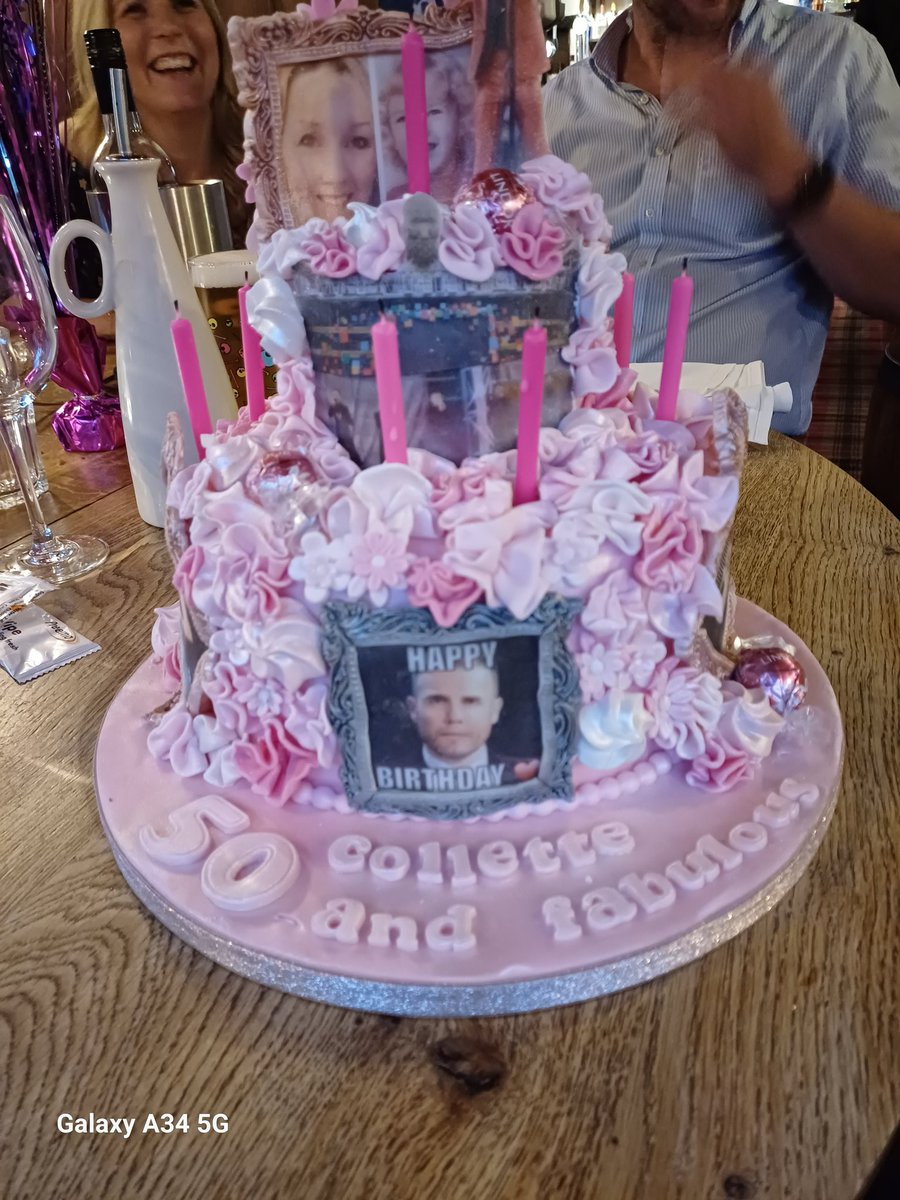Ellero1's tweet photo. @takethat @HowardDonald @robbiewilliams @GaryBarlow My gorgeous 50th birthday cake. With all my fave people on it. X https://t.co/Zqt5YvsaYs