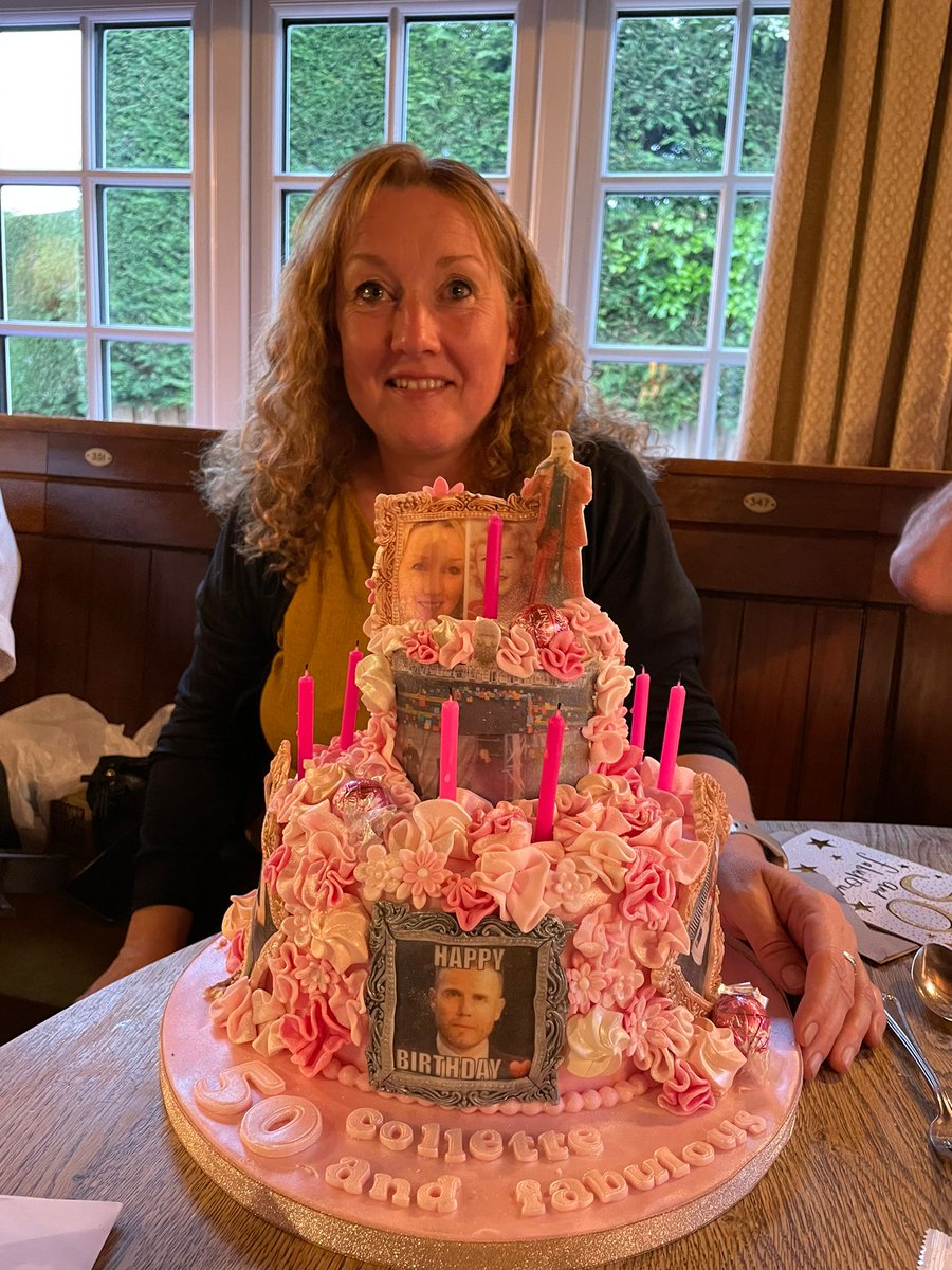 Ellero1's tweet photo. @takethat @HowardDonald @robbiewilliams @GaryBarlow My gorgeous 50th birthday cake. With all my fave people on it. X https://t.co/Zqt5YvsaYs