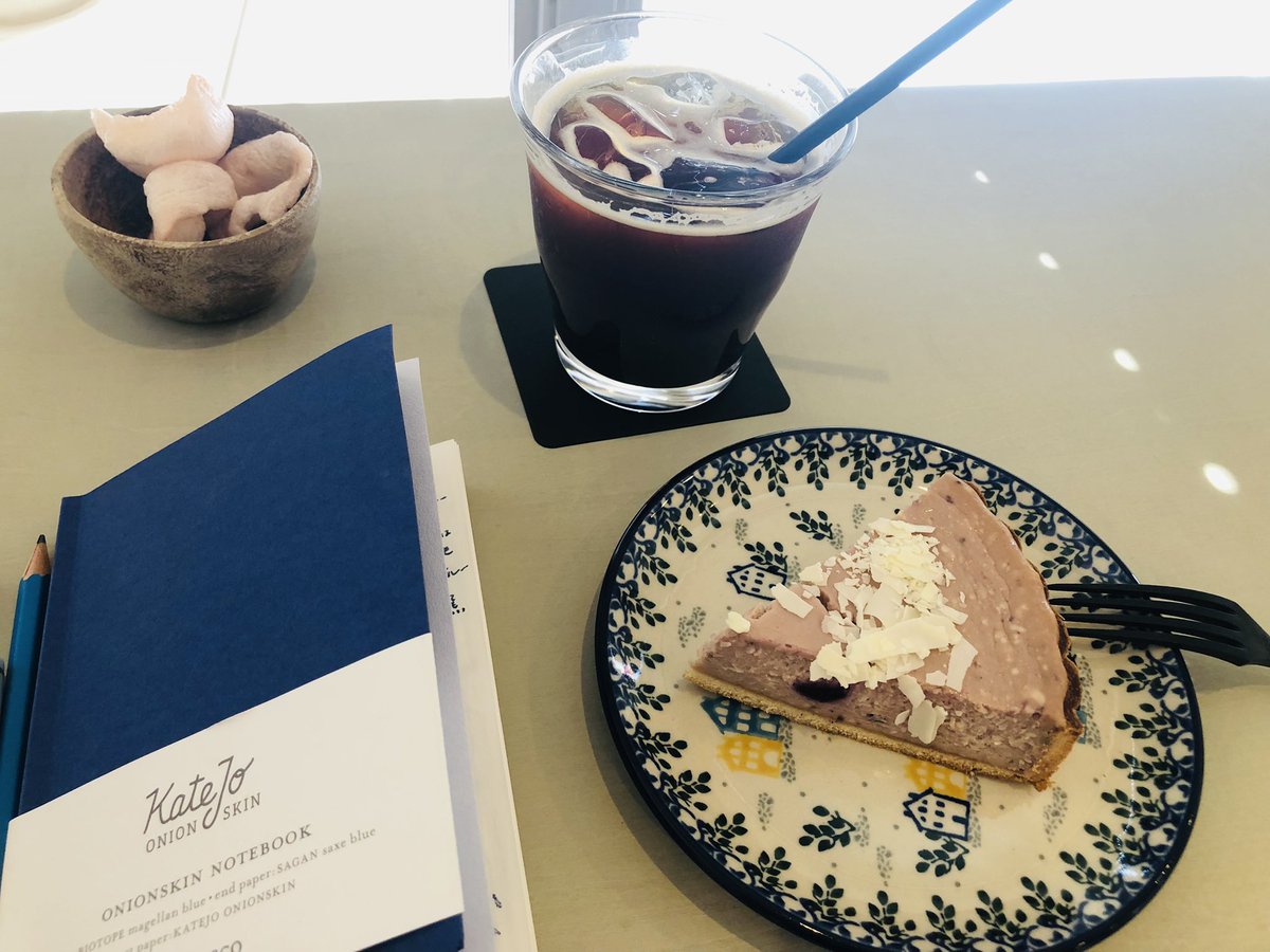 おはようモーニン☀️
暑かった昨日、行きつけの小さな書店にて…オーナーお手製チーズケーキはブルーベリー味🫐　珈琲はアイスで。初夏の楽しみです。
 #ohayomorning
#読書家のチーズケーキ
#マルジナリア書店