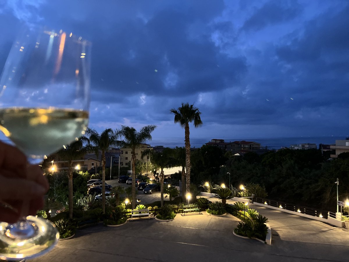 Perfection! 
Sunset aperitif Tropis Hotel, Tropea, IT ……

#radicidelsud #radicidelsud2023 #wine #winelover #winestagram  #winetime
#sunset #italiansparklingwine #italianwinelovers #italy