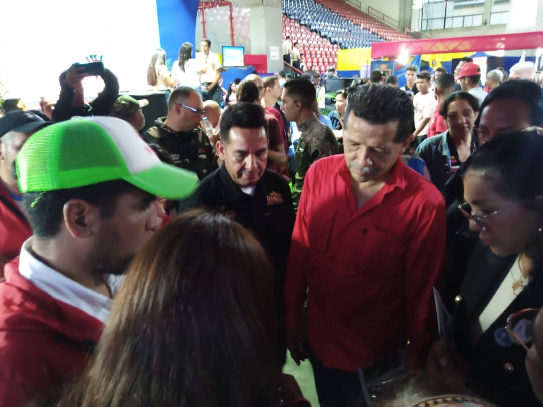 Hoy estuve acompañando a nuestra muchachada de la patria en la expoferia oportunidades de estudio en el edo Aragua gracias presidente <a href="/NicolasMaduro/">Nicolás Maduro</a>  y ministra <a href="/_LaAvanzadora/">Yelitze Santaella</a> por apoyar al futuro de la patria venceremos