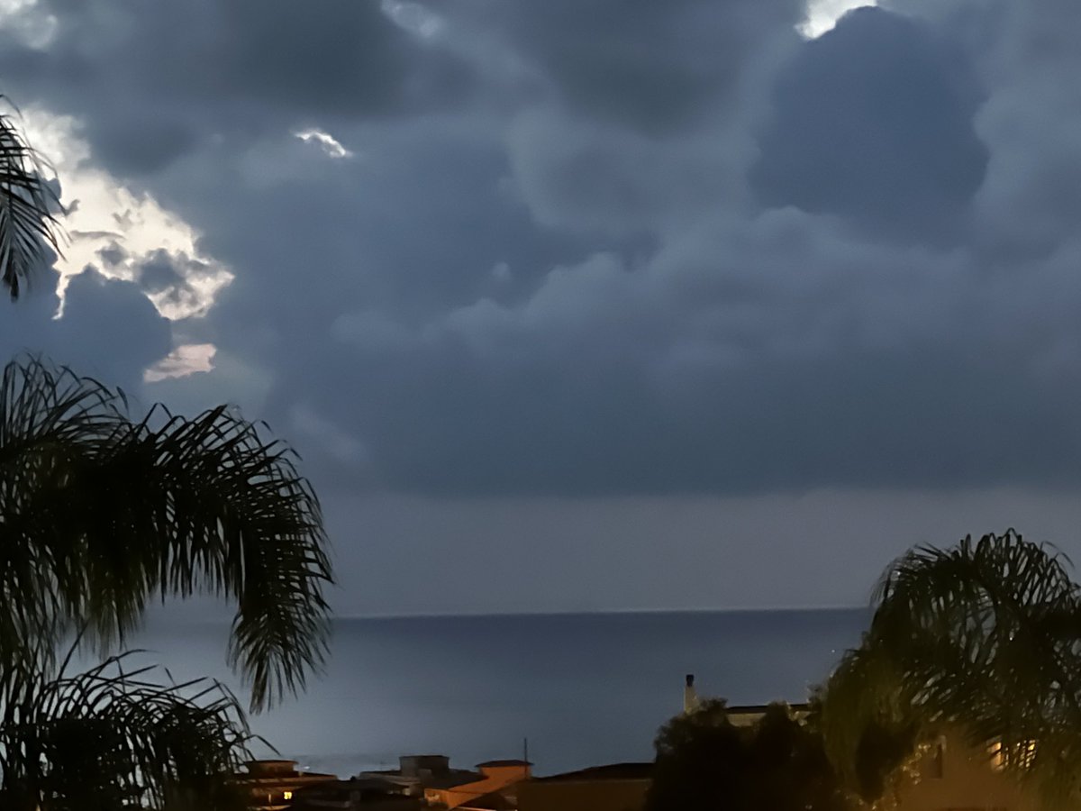 Perfection! 
Sunset aperitif Tropis Hotel, Tropea, IT ……

#radicidelsud #radicidelsud2023 #wine #winelover #winestagram  #winetime
#sunset #italiansparklingwine #italianwinelovers #italy