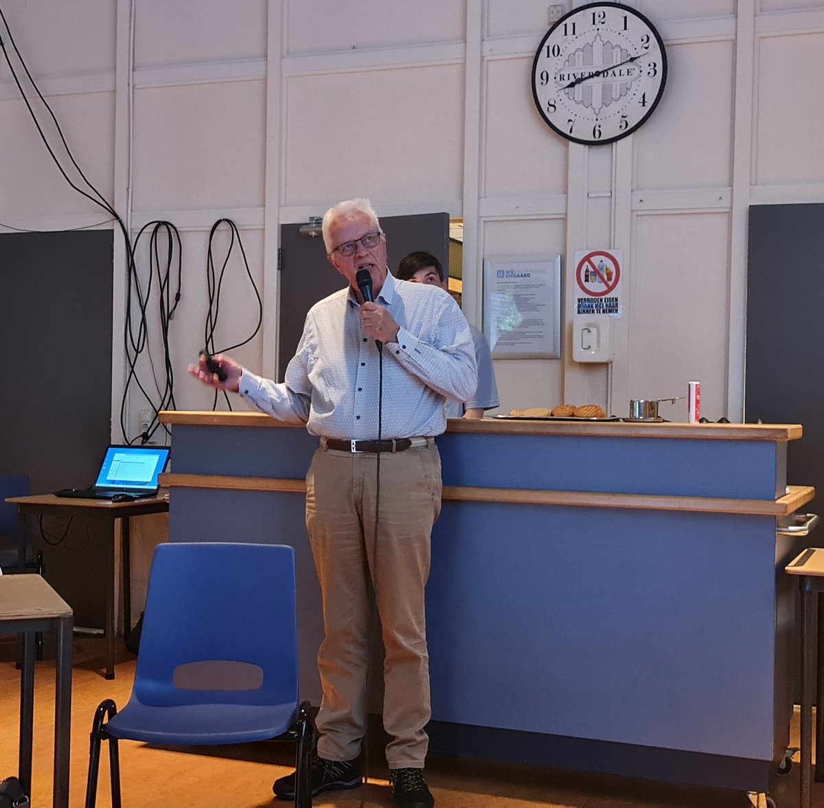 KeimpP's tweet photo. Zeer geslaagde ledenvergadering van de wijkvereniging #Bilgaard vanavond. Mooie opkomst, mooie presentaties en zeer betrokken leden. Op de foto Jaap Dijkema tijdens de presentatie van het sociaal verslag. https://t.co/nimLw4aaED