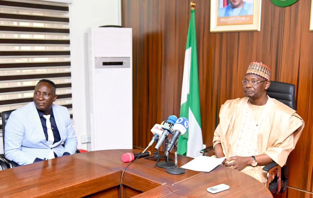 PROPHETJ_OMOTO's tweet photo. Snr. Prophet Jeremiah Omoto Fufeyin, paid a courtesy visit to the Executive Governor of Nasarawa State Nigeria π³π¬, His Excellency ENGR. ABDULLAHI A. SULE
#prophetjeremiahomoto #prophetjeremiahgeneration #MercyTV https://t.co/uHl11XQOYn