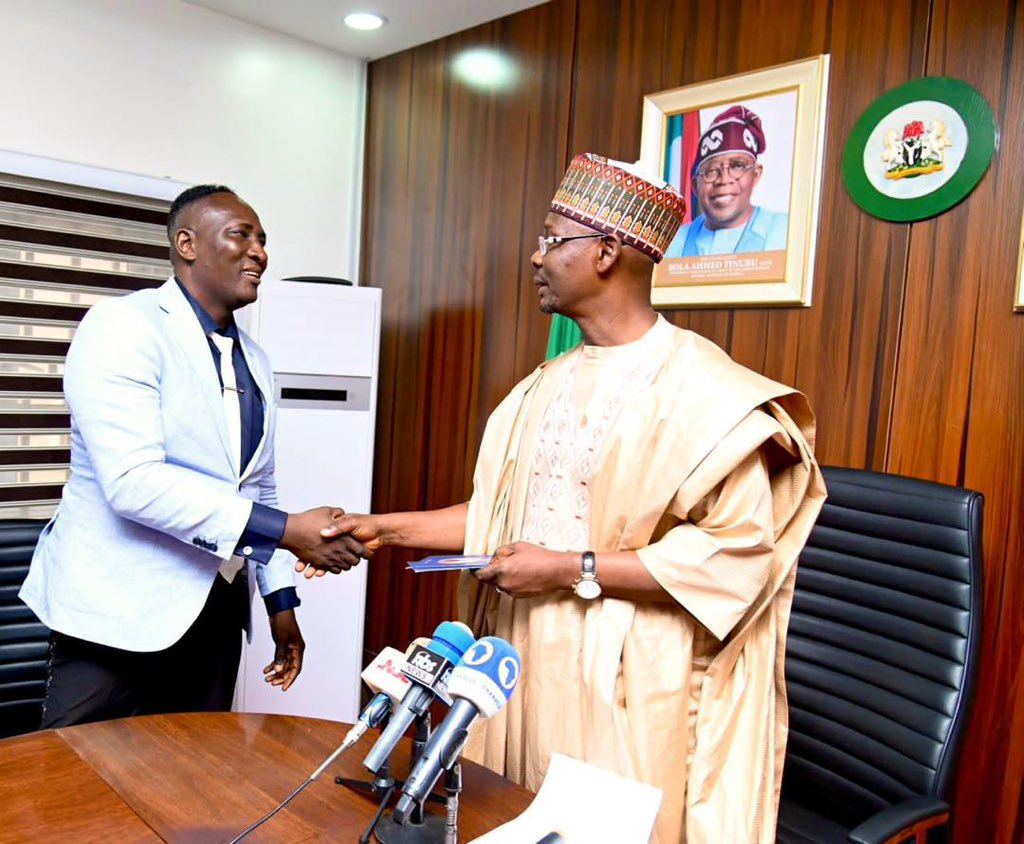 PROPHETJ_OMOTO's tweet photo. Snr. Prophet Jeremiah Omoto Fufeyin, paid a courtesy visit to the Executive Governor of Nasarawa State Nigeria π³π¬, His Excellency ENGR. ABDULLAHI A. SULE
#prophetjeremiahomoto #prophetjeremiahgeneration #MercyTV https://t.co/uHl11XQOYn